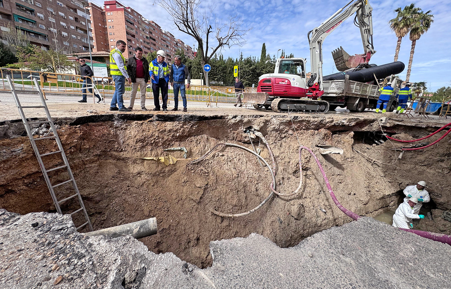 El Ayuntamiento de Jaén dice que no hay riesgo para los vecinos tras analizar el enorme y profundo socavón abierto en la Avenida Arjona